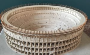 Anfiteatro Flavio, Colosseo (Roma). Civis Civitas Civilitas, Mercati di Traiano, Roma 2019, Via Artribune