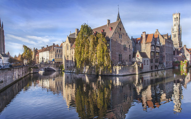 Rozenhoedkaai, Bruges - Fiandre © Jan D'Hondt. Foto via visitbruges.myportfolio.com
