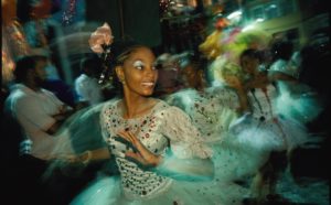 Le strade si riempiono di ballerine di samba durante la sfilata di carnevale a Salvador da Bahia, in Brasile. Dancers take to the streets at Salvador, Bahia, during Brazil’s annual Carnival parade. (David Alan Harvey/National Geographic, 2009)