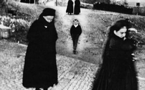  Mario Giacomelli, Scanno, 1957 e 1959. Gelatin Silver Print. Courtesy Collezione Civica Senigallia © Archivio Eredi Mario Giacomelli