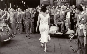 Mario De Biasi, Gli italiani si voltano. Moira Orfei, 1954 © Archivio Mario De Biasi distribuito da Mondadori Portfolio