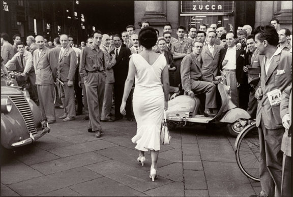 Mario De Biasi, Gli italiani si voltano. Moira Orfei, 1954 © Archivio Mario De Biasi distribuito da Mondadori Portfolio