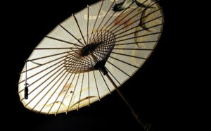 Ombrellino tradizionale parasole; bambù e carta giapponese dipinta, dei primi anni del 1900. Courtesy Museo d’Arte Cinese ed Etnografico, Parma. Via museocineseparma.org