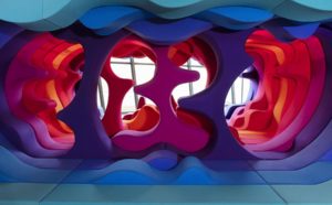 Vista dell'allestimento della mostra Home Stories 100 Years, 20 Visionary Interiors, Vitra Design Museum ‒ Weil am Rhein. Verner Panton, Phantasy Landscape, Visiona 2, 1970, partial reconstruction, Vitra Design Museum, 2000 © Verner Panton Design AG, Basel © Vitra Design Museum, Photo: Ludger Paffrath