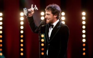 Orso d'argento come migliore attore 2020 a Elio Germano per la sua interpretazione in Volevo nascondermi di Giorgio Diritti. Photo © Sandra Weller / Berlinale 2020