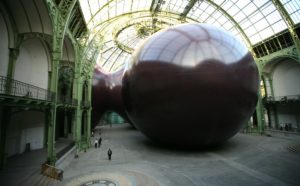 Paris, Grand Palais, Monumenta 2011, Anish Kapoor, Léviathan. Photo by (vincent desjardins), 12 maggio 2011, via Flickr  (CC BY 2.0)