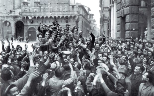 Bersaglieri festeggiati dai cittadini in via Rizzoli il giorno della liberazione di Bologna. Foto IBC Emilia Romagna