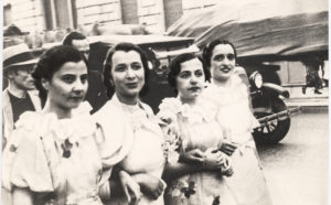 Irma Bandiera "Mimma" (a destra) a passeggio con altre ragazze. Irma Bandiera, nome di battaglia "Mimma", 29 anni. Aderente al PCI, appartenne alla 7a brigata GAP Gianni Garibaldi nella quale svolse la funzione di staffetta e di gappista. Catturata il 7 agosto 1944, fu successivamente torturata per più giorni fino alla morte avvenuta a Bologna il 14 agosto 1944. Il cadavere fu esposto dai fascisti sulla strada adiacente alla propria abitazione. Photo courtesy Istituzione Bologna Musei | Museo civico del Risorgimento