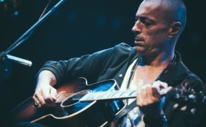 Alex Britti, ospite dell'ottava puntata di Luce Social Club