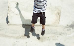 Lea Anouchinsky, Shalom, Gerusalemme 2011. "In viaggio, alla ricerca delle mie radici e della storia del mio cognome, ero nella Città Vecchia brulicante di bambini, custodi di accessi preclusi allo sguardo poco attento dei turisti. Il protagonista della foto mi ha sorriso, mi ha invitato a seguirlo. E per soli 2 shekel (50 centesimi) mi ha raccontato la sua libertà: un salto, a cielo aperto, sui tetti del mondo"