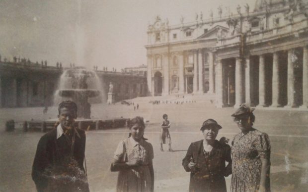 Roma, passeggiata a Piazza San Pietro. Roma, 1933. Elena Musumeci (#scenedaunpatrimonio #unapiazzaa...)