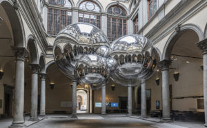 Tomás Saraceno, Installazione per il Cortile di Palazzo Strozzi. Courtesy the artist; Andersen’s, Copenhagen; Ruth Benzacar, Buenos Aires; Tanya Bonakdar Gallery, New York/Los Angeles; Pinksummer Contemporary Art, Genova; Esther Schipper, Berlin. © Photography by Ela Bialkowska, OKNO Studio