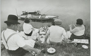 Henri Cartier-Bresson, Dimanche sur les bords de Seine, France, 1938, épreuve gélatino-argentique de 1973  © Fondation Henri Cartier-Bresson Magnum Photos