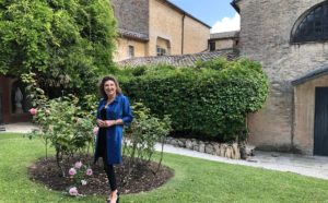 Olimpia Leopardi nel giardino de Le ricordanze