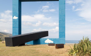 Tano  Festa, Monumento per un poeta morto. Lungomare Colonna, Villa Margi (ME). Fotografia di Turiana Ferrara