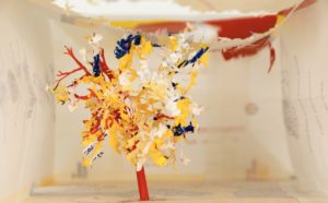 Yuken Teruya, Golden Arch Parkway McDonald's (Yellow), 2005. Sacchetto di carta McDonald e colla, 27,9 x 9,54 x 14,6 cm. Courtesy dell’artista e Piero Atchugarry, Miami, Pueblo Garzón