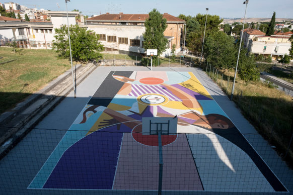 Matera, il campo da basket “Olimpia Playground Kobe Bryant”, situato nel giardino “Spighe bianche” della scuola media dell’I.C. Pascoli. Crediti foto: Dino Pandolfi
