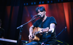 Fabrizio Moro, ospite della diciassettesima puntata di Luce Social Club