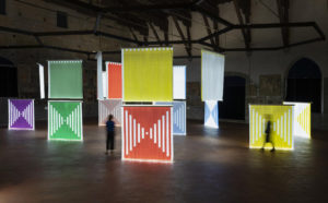 Photo-souvenir: Daniel Buren, Fibres optiques tissées.  Illuminare lo spazio, lavori in situ e situati, GAMeC, Palazzo della Ragione, Bergamo, 2013 - 2020. Copyright Daniel Buren by SIAE 2020. Foto di Lorenzo Palmieri