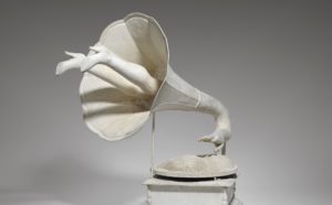 Óscar Domínguez, Jamais, 1937. Gramòfon modificat, mecanisme amb motor, bombeta, fil elèctric, ferro, xapa, fusta, guix, cera i pintura blanca, 58 x 80 x 40 cm. Col·lecció particular © Óscar Domínguez, VEGAP, Barcelona, 2020 Museu Picasso, Barcelona. Reproduccions fotogràfiques de Gasull Fotografia