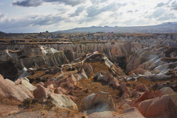 La Valle Rossa (Kızılçukur) vista dall’altopiano. Fotografia di Marco Zanin per Fondazione Benetton Studi Ricerche.