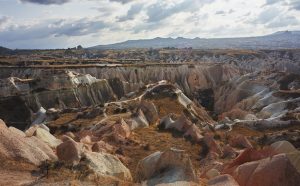 La Valle Rossa (Kızılçukur) vista dall’altopiano. Fotografia di Marco Zanin per Fondazione Benetton Studi Ricerche.