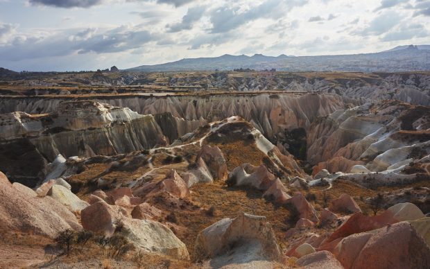 La Valle Rossa (Kızılçukur) vista dall’altopiano. Fotografia di Marco Zanin per Fondazione Benetton Studi Ricerche.