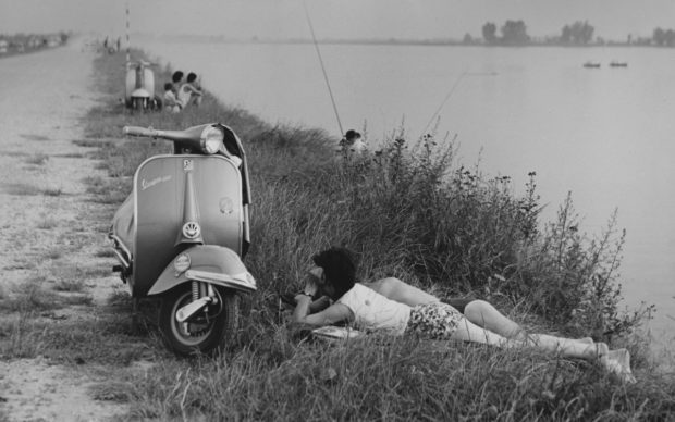 Mario Cattaneo, dalla serie Una domenica all'Idroscalo, 1957 - 1969 © Museo di Fotografia Contemporanea