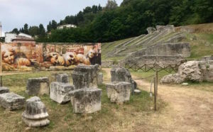 Una fotografia dell'intervento di Andrea Tarli al Teatro Romano di Ascoli Piceno