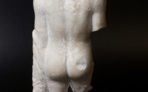 la statuetta romana in marmo pubblicata sul proprio profilo Twitter dallo Yorkshire Museum per lanciare #BestMuseumBum. Courtesy Yorkshire Museum