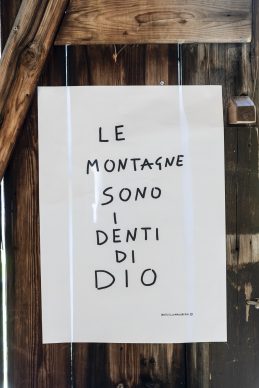 Marcello Maloberti, LE MONTAGNE SONO I DENTI DI DIO (from Martellate. Scritti Fighi, 1990-2020), 2020. Courtesy of the artist and Galleria Raffaella Cortese, Milan. Ph. Tiberio Sorvillo