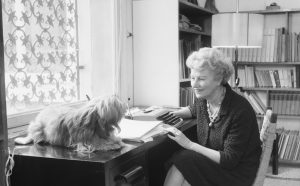 Peggy Guggenheim nella biblioteca di Palazzo Venier dei Leoni, Venezia, fine anni '60. Foto Archivio Cameraphoto Epoche. Fondazione Solomon R. Guggenheim, Venezia, Donazione, Cassa di Risparmio di Venezia, 2005