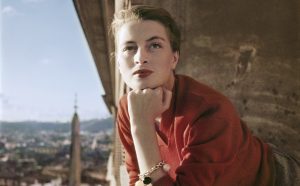 Robert Capa, Capucine, modella e attrice francese al balcone, Roma, agosto 1951. Credits Robert Capa, International Center of Photography - Magnum Photos