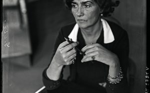 André Kertész. Coco Chanel – Années 30. André Kertész. Coco Chanel in 1930s © Ministère de la Culture – Médiathèque de l’Architecture et du Patrimoine, Dist. RMN-Grand Palais / André Kertész