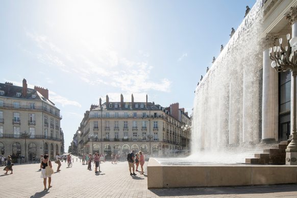 Nantes, Place Graslin: Rideau di Stéphane Thidet. Photo credit © MARTIN ARGYROGLO _ LVAN