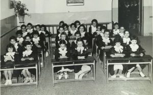 Una storia di classe. In ordine in classe, alle elementari, Ragusa 1958. Famiglia Veninata