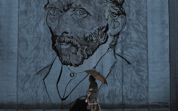 Il telone con uno dei più celebri autoritratti di Van Gogh, ora al Musée d’Orsay di Parigi, nel 1990 copriva l’Auberge Ravoux, dove Van Gogh trascorse i suoi ultimi giorni di vita, e dove morì, il 29 luglio del 1890. (© photo Dondero/De Marco 1990/Sulle tracce di Van Gogh)