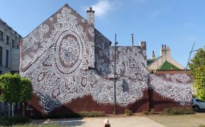 Il murale di NeSpoon a Calais. Courtesy l'artista