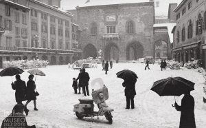 Pepi Merisio Inverno in Piazz a Vecchia Bergamo, 1974 Courtesy Museo delle storie di Bergamo, Archivio fotografico Sestini, Fondo Pepi Merisio