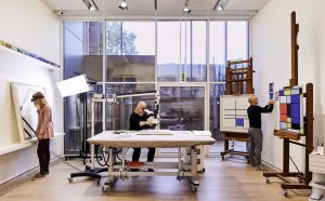 The conservation team at work: Piet Mondrian, Lozenge Composition with Eight Lines and Red (Picture No. III), 1938, Tableau No. I, 1921–1925, Composition with Double Line and Blue, 1935 Riehen/Basel, Beyeler Collection, © Mondrian/Holtzman Trust c/o HCR International Warrenton, VA USA, Photo: Mark Niedermann