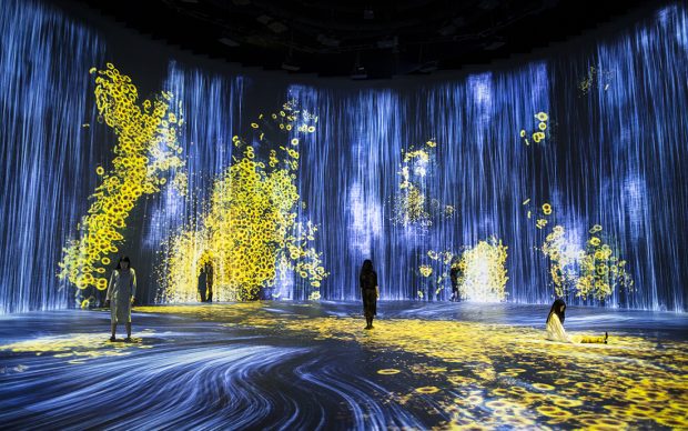 teamLab, Universe of Water Particles, Transcending Boundaries, 2017, Interactive Digital Installation, Sound: Hideaki Takahashi © teamLab, courtesy Pace Gallery