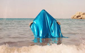 Yasmina Hilal, Houriyat Il Bahr 2018 15.24x15.24cm Fotografia analogica su pellicola da 120 mm. Courtesy the artist