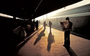 Il marciapiede della stazione, Old Delhi, India, 1983 © 2019 Steve McCurry / Magnum Photos