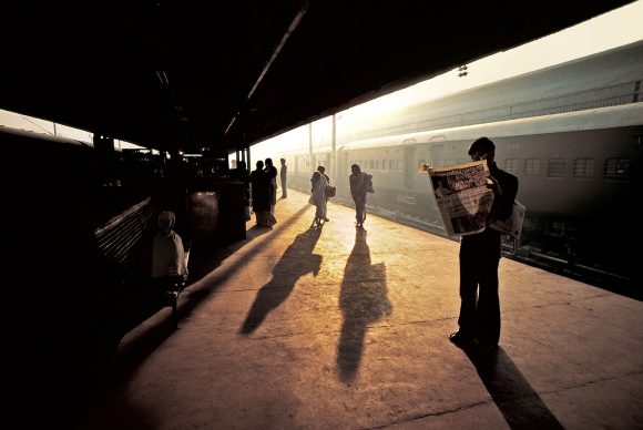 Il marciapiede della stazione, Old Delhi, India, 1983 © 2019 Steve McCurry / Magnum Photos