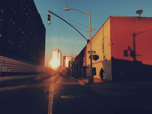 Il tramonto tra Kent Avenue e South 3rd Street, Williamsburg, Brooklyn, New York, Stati Uniti, 2016 © 2019 Thomas Dworzak / Magnum Photos