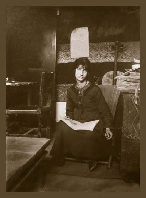Jeanne Hébuterne con il suo carnet di disegni. Crediti Istituto Amedeo Modigliani