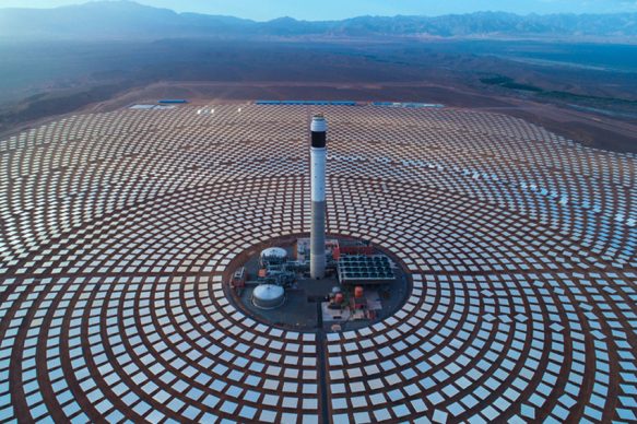 La centrale solare termodinamica di Ouarzazate, la più grande al mondo, Marocco, 2016 © Xinhua : Eyevine