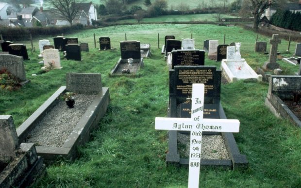 La tomba di Dylan Thomas visitata da Tyler Keevil per il volume “Qui giace un poeta”