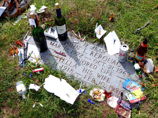 La tomba di Jack Kerouac visitata da Luca Miele per il volume “Qui giace un poeta”