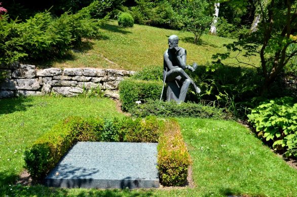 La tomba di James Joyce visitata da Luca Brunoni per il volume “Qui giace un poeta”